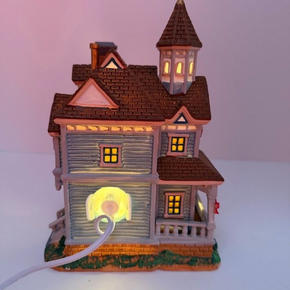 Lemax Christmas Village 2010 Plymouth Corners "Evans Residence" Lighted Building - Picture 3 of 16